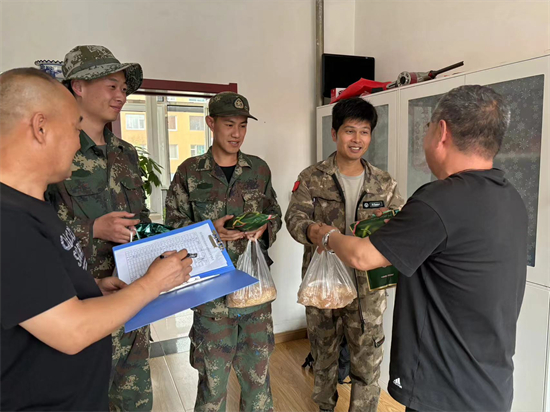 1721613876543345.jpg 0718綜合調(diào)查設計處組織開展夏日“送清涼”活動 (1).jpg