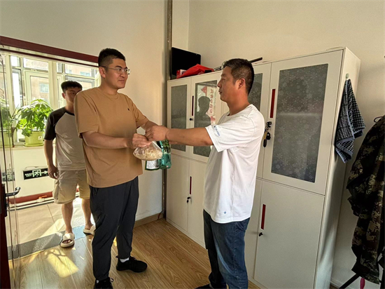 1721613885606081.jpg 0718綜合調(diào)查設計處組織開展夏日“送清涼”活動 (2).jpg