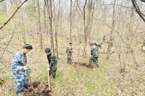 1746580046823628.jpg 營(yíng)林處:黨旗引領(lǐng)添新綠 植樹(shù)造林踐初心(3).jpg