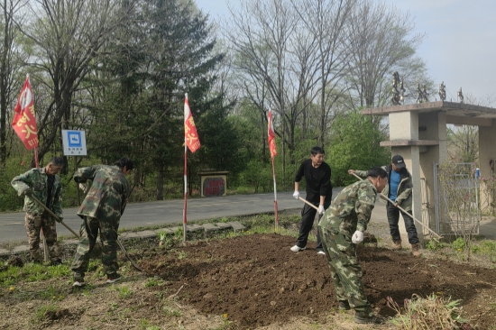 1747377023347614.jpg 大東林場(chǎng)開(kāi)展“共建綠色家園”環(huán)境美化行動(dòng)(2).jpg