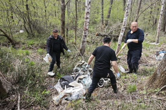 1747377360125230.jpg 撫安林場開展公路環(huán)境清理主題黨日活動(1).jpg