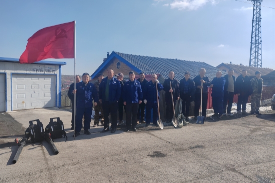 1747377382391260.jpg 撫安林場開展公路環(huán)境清理主題黨日活動(2).jpg