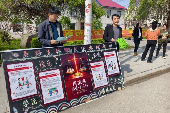 “典”亮綠色林海  法治護(hù)航生態(tài)營(yíng)林處多措并舉開(kāi)展民法典宣傳活動(dòng)（3）.jpg