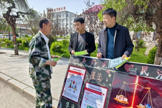 “典”亮綠色林海  法治護(hù)航生態(tài)營(yíng)林處多措并舉開(kāi)展民法典宣傳活動(dòng)（2）.jpg