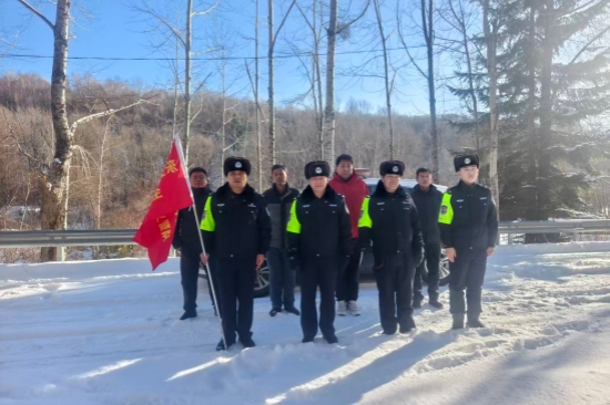 1765351965121453.jpg 撫安林場聯(lián)合東北岔中心派出所開展憲法宣傳周活動(1).jpg