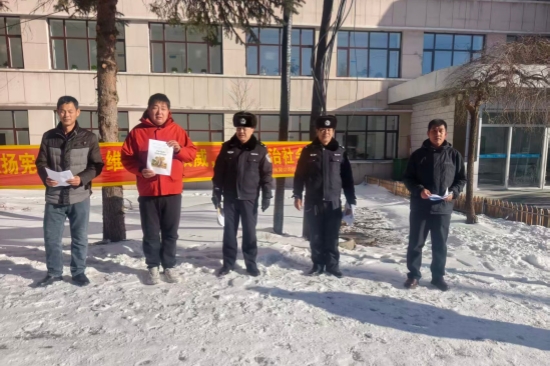 1765351976645436.jpg 撫安林場聯(lián)合東北岔中心派出所開展憲法宣傳周活動(2).jpg